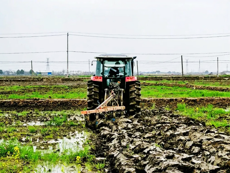 XCMG Tractors Empower Spring Farming Across China